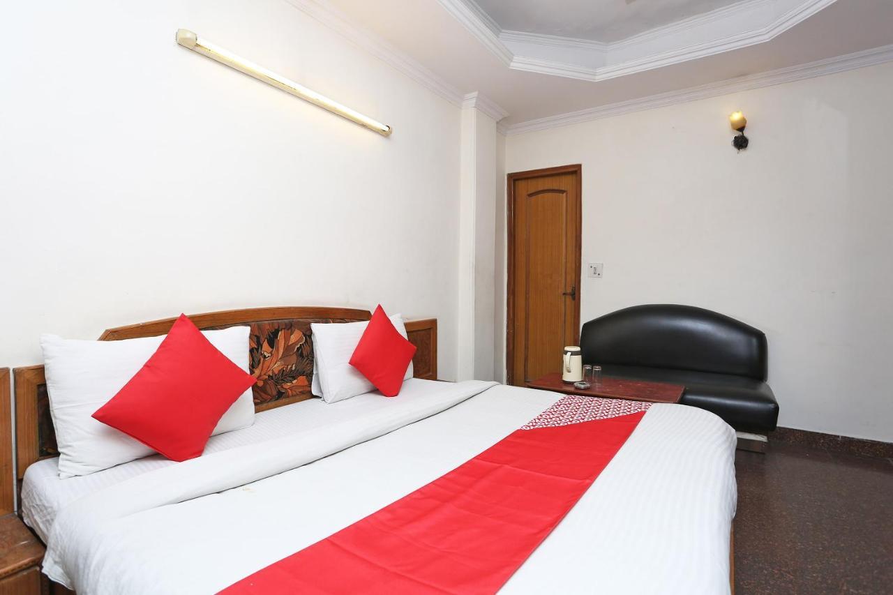 Oyo 8188 Vardhmaan Inn Дели Экстерьер фото