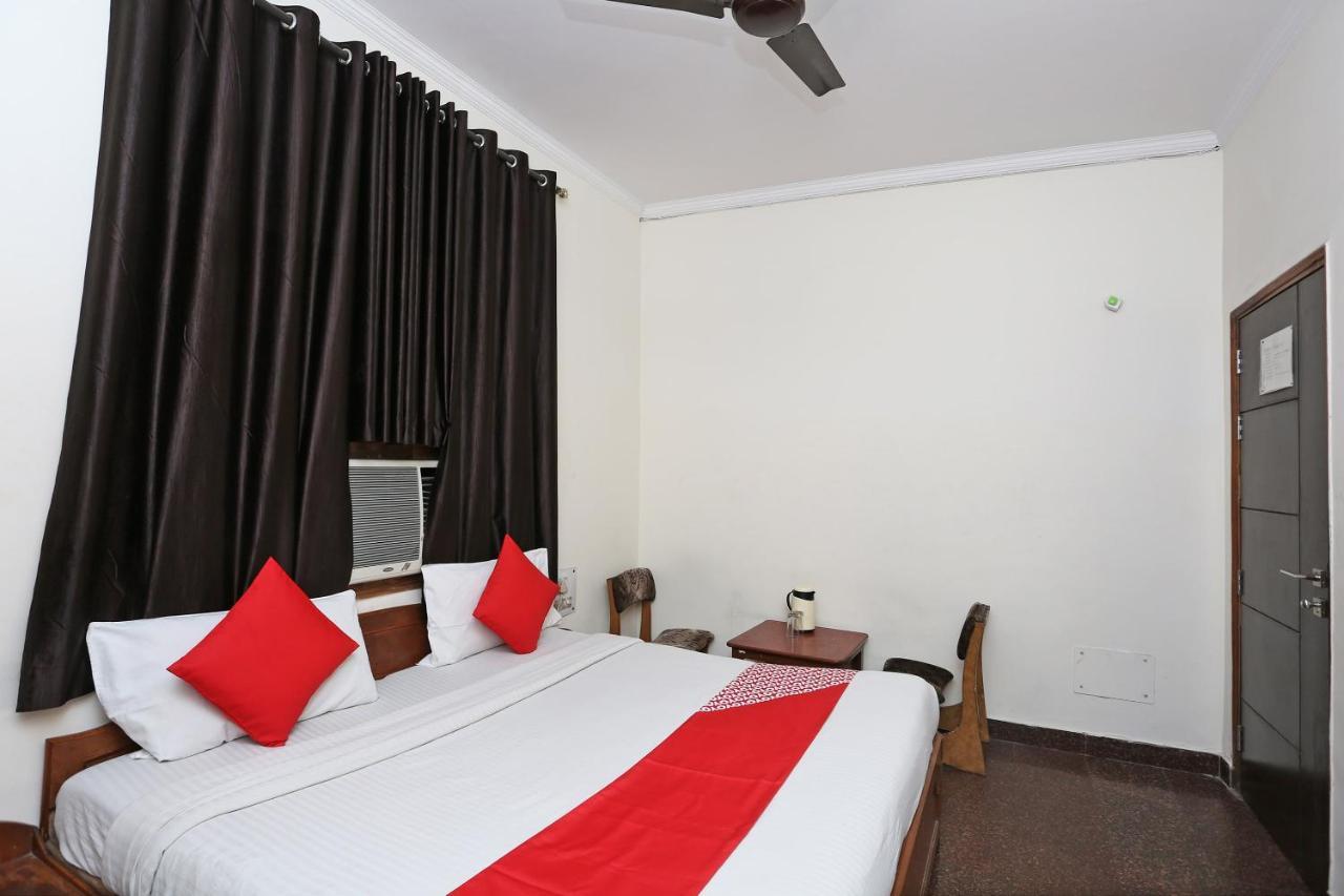 Oyo 8188 Vardhmaan Inn Дели Экстерьер фото