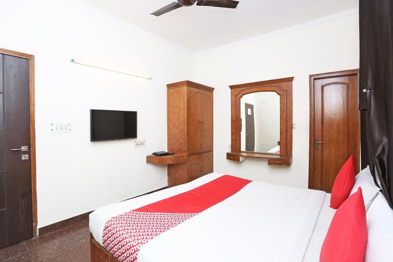 Oyo 8188 Vardhmaan Inn Дели Экстерьер фото